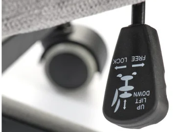 Kėdė ADRIANO turi ergonomišką dizainą, pasukamą mechanizmą ir guminius ratukus, kurie užtikrina patogų ir lengvą naudojimą. Ji puikiai tinkama naudoti tiek darbui, tiek poilsiui.