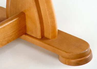 Šis elegantiškas ir funkcionalus žurnalinio staliuko modelis puikiai derės prie bet kokio interjero.