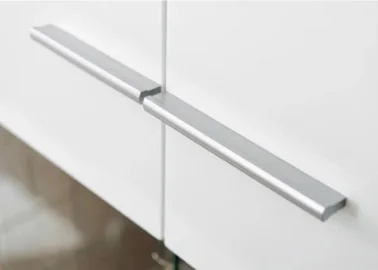 modernaus dizaino svetainės baldų komplektas baltos ir rudos artisano ąžuolo spalvos.