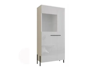 modernaus dizaino vitrina baltos ir juodos spalvos su aukštom kojelėm.
