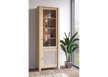 Vitrina rudos spalvos su rotango imitacijos fasadais, itin derės boho stiliaus interjere.