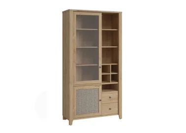 Vitrina rudos spalvos su rotango imitacijos fasadais, itin derės boho stiliaus interjere.