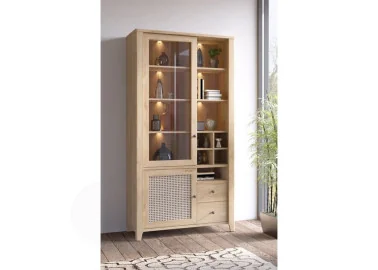 Vitrina rudos spalvos su rotango imitacijos fasadais, itin derės boho stiliaus interjere.