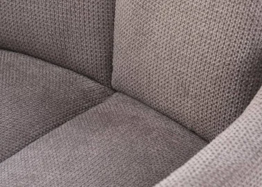 Patogi pilka kėdė K536 su juodomis metalinėmis kojelėmis ir sukimosi funkcija aplink savo ašį.