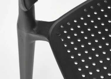 Elegantiško dizaino juoda metalinė kėdė K514 su juodomis kojelėmis.