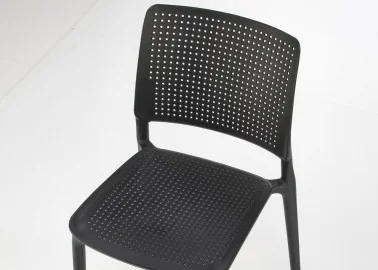 Elegantiško dizaino juoda metalinė kėdė K514 su juodomis kojelėmis.