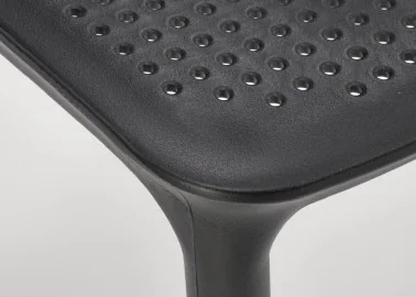 Elegantiško dizaino juoda metalinė kėdė K514 su juodomis kojelėmis.