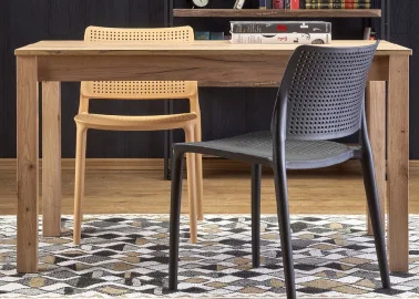 Elegantiško dizaino juoda metalinė kėdė K514 su juodomis kojelėmis.