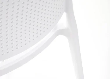 Elegantiško dizaino balta metalinė kėdė K514 su baltomis kojelėmis.
