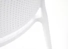 Elegantiško dizaino balta metalinė kėdė K514 su baltomis kojelėmis.