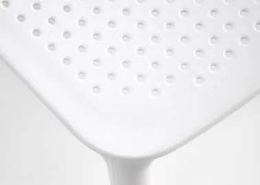 Elegantiško dizaino balta metalinė kėdė K514 su baltomis kojelėmis.