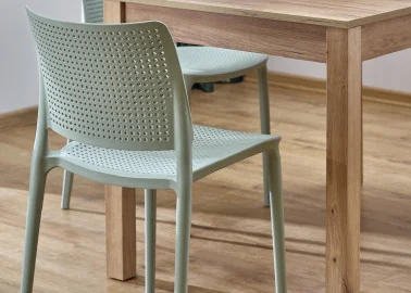 Elegantiško dizaino balta metalinė kėdė K514 su baltomis kojelėmis.