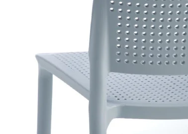 Elegantiško dizaino šviesiai mėlyna metalinė kėdė K514 su metalinėmis kojelėmis.