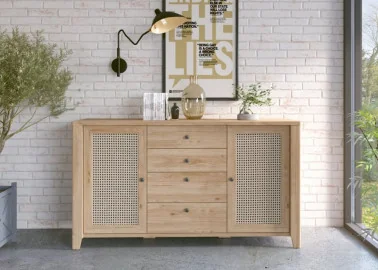 Komoda rudos spalvos su rotango imitacijos fasadais, itin derės boho stiliaus interjere.