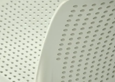 Elegantiško dizaino mėtinės spalvos metalinė kėdė K514 su mėtinės spalvos metalinėmis kojelėmis.