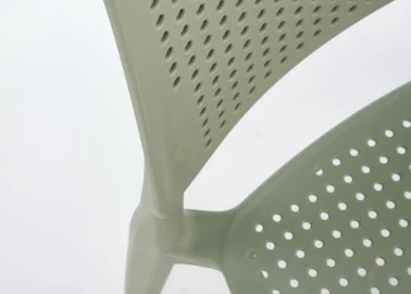 Elegantiško dizaino mėtinės spalvos metalinė kėdė K514 su mėtinės spalvos metalinėmis kojelėmis.
