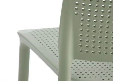 Elegantiško dizaino mėtinės spalvos metalinė kėdė K514 su mėtinės spalvos metalinėmis kojelėmis.