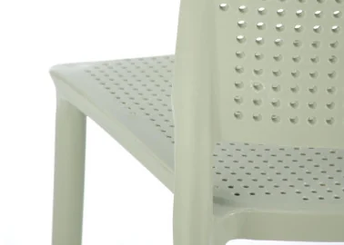 Elegantiško dizaino mėtinės spalvos metalinė kėdė K514 su mėtinės spalvos metalinėmis kojelėmis.