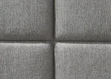Tai moderni, elegantiška pilkos spalvos lova su minkštu, kvadratinėmis panelėmis dekoruotu galvūgaliu. Švelnus audinys ir prabangus dizainas suteikia jaukumo ir stiliaus bet kokiam miegamajam.

Lova puikiai tiks tiems, kurie vertina komfortą ir išskirtinį interjero sprendimą.