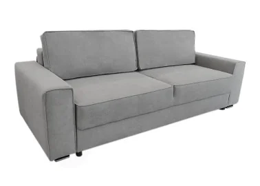 Minimalistinio dizaino pillkos spalvos sofa-lova su plačia miegamąja dalimi ir dėže patalynei.