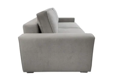 Minimalistinio dizaino pillkos spalvos sofa-lova su plačia miegamąja dalimi ir dėže patalynei.