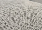 Minimalistinio dizaino pillkos spalvos sofa-lova su plačia miegamąja dalimi ir dėže patalynei.