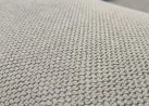 Minimalistinio dizaino pillkos spalvos sofa-lova su plačia miegamąja dalimi ir dėže patalynei.