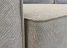 Minimalistinio dizaino pillkos spalvos sofa-lova su plačia miegamąja dalimi ir dėže patalynei.