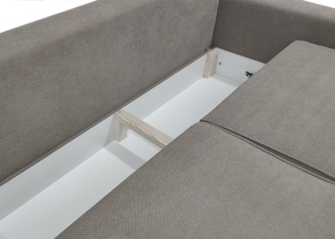 Minimalistinio dizaino pillkos spalvos sofa-lova su plačia miegamąja dalimi ir dėže patalynei.