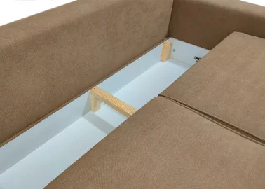 Minimalistinio dizaino rudos spalvos sofa-lova su plačia miegamąja dalimi ir dėže patalynei.