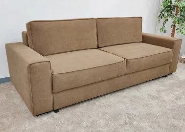 Minimalistinio dizaino rudos spalvos sofa-lova su plačia miegamąja dalimi ir dėže patalynei.