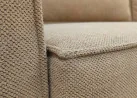 Minimalistinio dizaino rudos spalvos sofa-lova su plačia miegamąja dalimi ir dėže patalynei.
