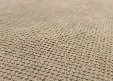 Minimalistinio dizaino rudos spalvos sofa-lova su plačia miegamąja dalimi ir dėže patalynei.