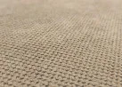 Minimalistinio dizaino rudos spalvos sofa-lova su plačia miegamąja dalimi ir dėže patalynei.
