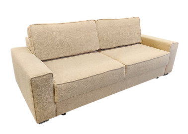 Minimalistinio dizaino kreminės spalvos sofa-lova su plačia miegamąja dalimi ir dėže patalynei.