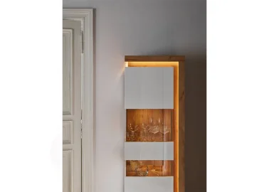 Modernaus dizaino vitrina baltos blizgios ir rudos Riviera ąžuolo spalvos su LED apšvietimu.