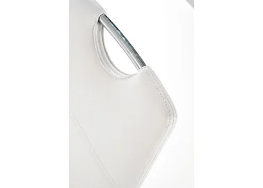 Moderni kėdė K188 su chromuotu metalo rėmu ir baltais eko odos apmušalais. Puikiai dera šiuolaikiniame interjere, tinkama tiek valgomajam, tiek biurui. Ergonomiška, lengvai perkeliamas dizainas ir ilgaamžė konstrukcija.