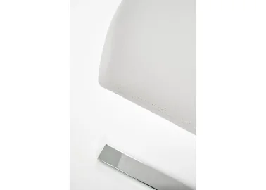 Moderni kėdė K188 su chromuotu metalo rėmu ir baltais eko odos apmušalais. Puikiai dera šiuolaikiniame interjere, tinkama tiek valgomajam, tiek biurui. Ergonomiška, lengvai perkeliamas dizainas ir ilgaamžė konstrukcija.
