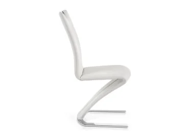 Moderni kėdė K188 su chromuotu metalo rėmu ir baltais eko odos apmušalais. Puikiai dera šiuolaikiniame interjere, tinkama tiek valgomajam, tiek biurui. Ergonomiška, lengvai perkeliamas dizainas ir ilgaamžė konstrukcija.