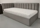 Pilkos spalvos lova KAI-ETN-MIN-3 - elegantiško dizaino viengulė funkcionali lova su patalynės dėže. Skirta 90x200 cm čiužiniui.