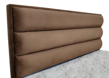 Rudos spalvos veliūrinė dvigulė elegantiško dizaino lova KAI-ADE su patalynės dėže, kietu dugnu ir natūralios medienos grotelėmis. Lova skirta 160x200 cm čiužiniui.