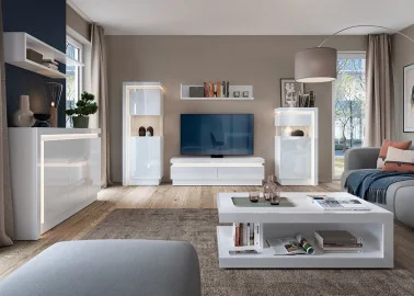 Modernaus dizaino vitrina baltos blizgios spalvos su LED apšvietimu.