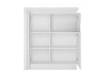 Modernaus dizaino vitrina baltos blizgios spalvos su LED apšvietimu.