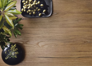 Rustic stilliaus vitrina antracito pilkos ir Amareto spalvos Hadsono ąžuolo spalvos.