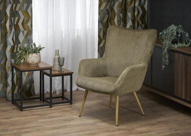 Alyvuogių spalvos skandinaviško dizaino minkštas fotelis Amaro. Fotelis apsiūtas kokybišku ypatingai švelniu ir maloniu velvetiniu audiniu.