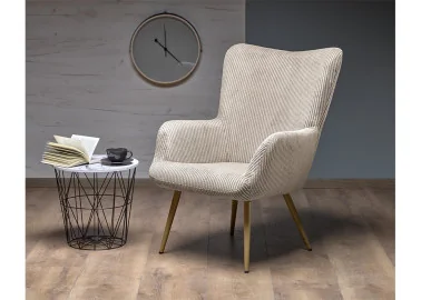 Kreminės spalvos skandinaviško dizaino minkštas fotelis Amaro. Fotelis apsiūtas kokybišku ypatingai švelniu ir maloniu velvetiniu audiniu.
