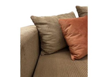 Ypatingai žavi, minkšta ir patogi smėlio spalvos sofa-lova ALL-CHI nepaliks abejingų! Sofa-lova su aukštos kokybės velvetiniu audiniu, erdvia patalynės dėže ir miegama dalimi, kurios dydis net 160 x 200 cm!
