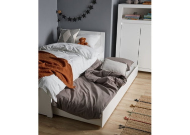 Minimalistinio stiliaus lova vaikų kambariui matinės baltos spalvos.