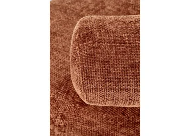 Unikalaus dizaino minimalistinis cinamono spalvos fotelis Hazard. Subtilios formos fotelis su milteliniu būdu dažytomis metalinėmis kojomis.