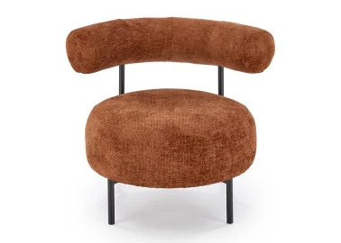 Unikalaus dizaino minimalistinis cinamono spalvos fotelis Hazard. Subtilios formos fotelis su milteliniu būdu dažytomis metalinėmis kojomis.